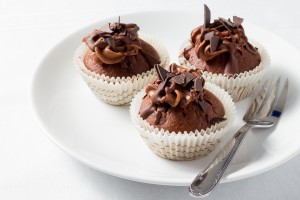 Drei Muffins auf einem Teller
