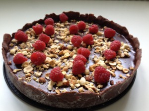 Schokoladen-Tarte mit Himbeeren belegt