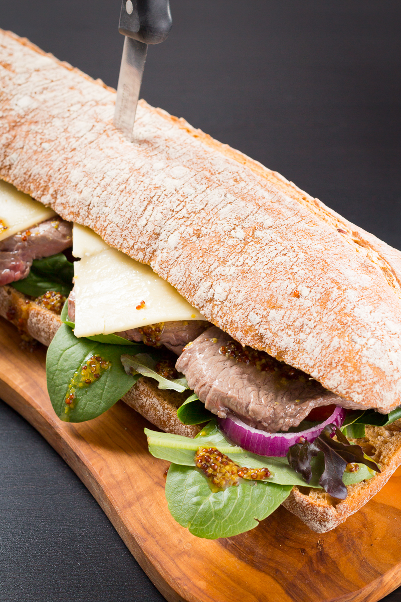 Staeksandwich auf Holzbrett
