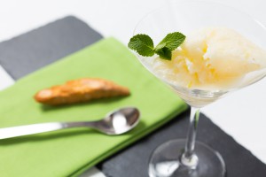 Cantuccini mit Zitronensorbet im Glas