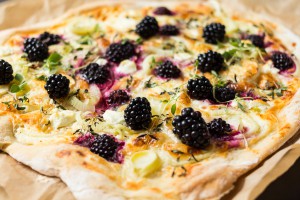 Fenchel-Brombeer-Ziegenkäse-Pizza