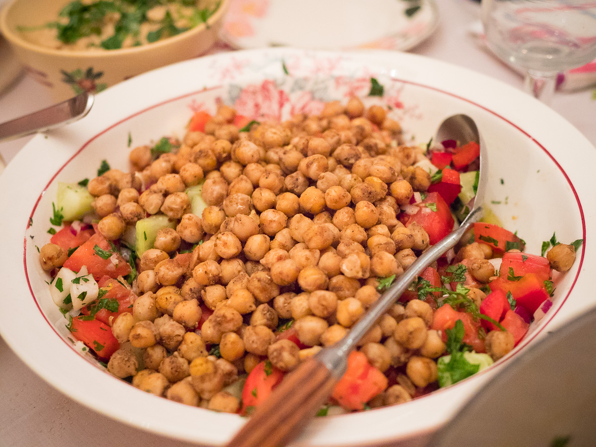 Würzige Kichererbsen mit buntem Salat