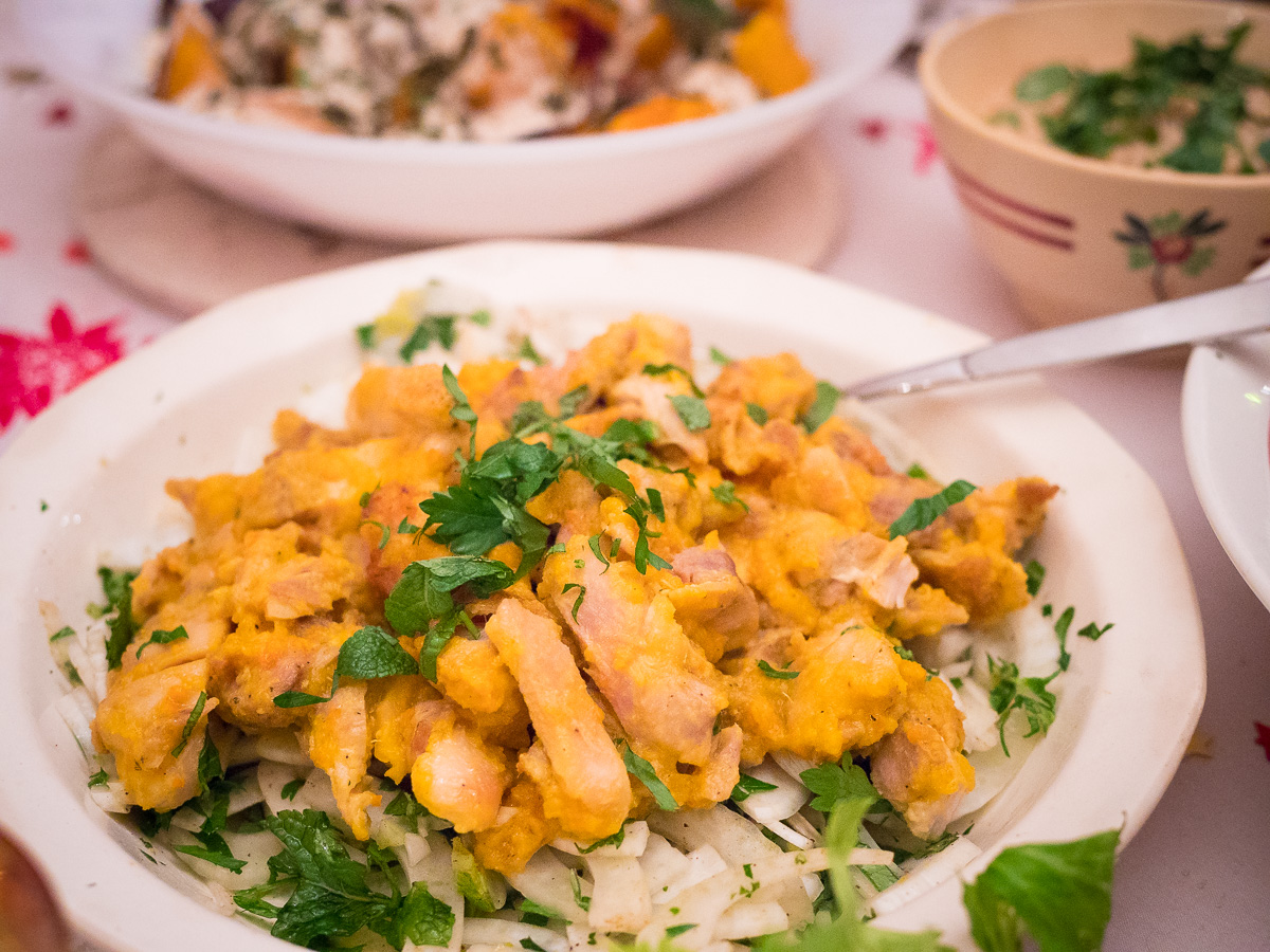 Salat mit Safranhähnchen & Kräutern